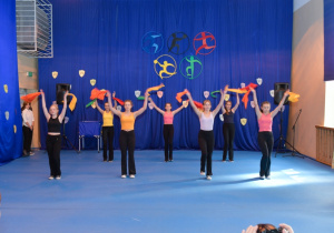 Pokaz taneczny w wykonaniu uczniów Dwunastki